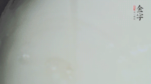 將浸泡了30分鐘的米放入電飯煲中，在水中加入半勺油。