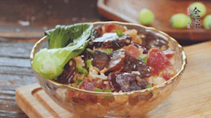 期間用開(kāi)水燙熟青菜，煎好荷包蛋~ （懶人可忽略此步）