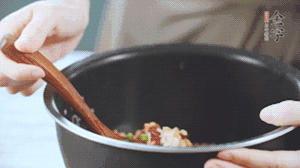 揭開(kāi)鍋蓋，放上青菜，荷包蛋，就可以吃了。