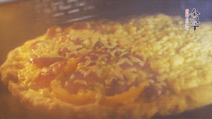 準備好披薩餅皮，烤盤刷油后入烤箱預熱10分鐘，放上面餅后180度烤10分鐘。（現(xiàn)成買的披薩皮，就忽略此步驟）