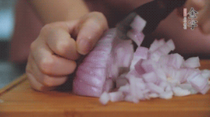 2.半個青椒、半個黃椒切圈、一個洋蔥切丁、三個白蘑菇切片備用。