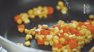 胡蘿卜、玉米洗凈后，處理成粒，加鹽簡(jiǎn)單炒制。