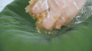 將食材混合好鋪到新鮮荷葉上。（可以加點(diǎn)水）