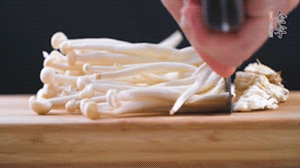 海鮮菇、蟹味菇去掉根部，洗凈。