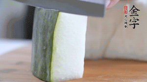 冬瓜去瓤去皮，切小塊。