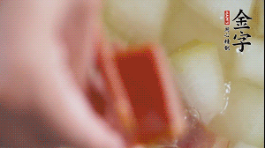 當(dāng)冬瓜略透明時(shí)，加火腿加水，大火燉開(kāi)后，再煮15分鐘。