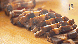 金字醬肉切片。