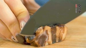 金字風(fēng)味醬肉切成片，上鍋蒸15分鐘。