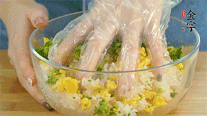 將飯團用手搓捏成圓球狀。