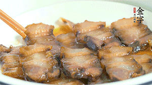 鋪上一片醬肉，撒點芝麻即可。