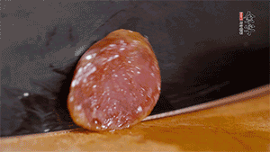 金字火腿肉香腸上鍋蒸15分鐘，切片備用。