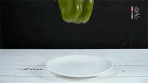 雞蛋打散，加青椒粒、蔥花攪拌。