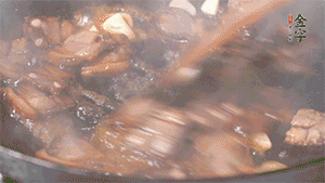 熱油下鍋，爆香蒜片。放入醬肉翻炒片刻后,下豌豆尖均勻翻炒。