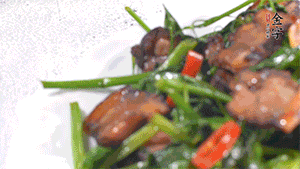 出鍋前加少許鹽調(diào)味。