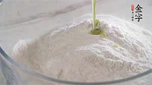 將艾草葉放入料理機中，加1倍的水打碎。和澄粉、糯米粉、少許油混合成面團。