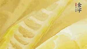 春筍洗凈，去殼去老根后焯水，切粒備用。