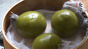 青團上沸水鍋中蒸10分鐘即可。