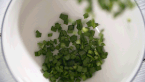 韭菜洗凈，切粒。