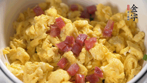 將香腸、韭菜、雞蛋攪拌均勻，可適當加玉米油、十三香、味精調味。