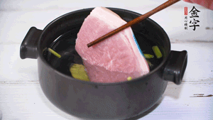 整塊豬肉，加蔥、姜片、料酒焯水。