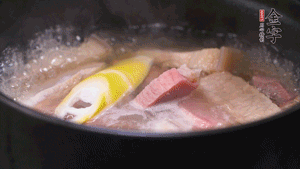 火肉、豬肉加料酒、清水大火煮開后，加入春筍小火慢燉40分鐘，出鍋前撒蔥花即可。