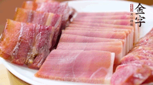 擺盤后鋪上老豆腐，淋點料酒，灑點白糖上鍋蒸20分鐘。