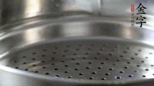 出鍋后，倒扣臘味，撒上蔥花即可。