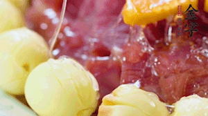 出鍋前10分鐘淋上蜂蜜，倒扣出來(lái)撒上桂花，擺上胡蘿卜裝飾即可。