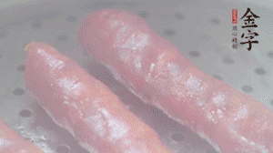 金字香腸上鍋，大火蒸5分鐘，切片備用。