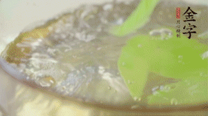 萵筍去皮切片，加鹽焯水。