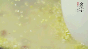 糯米、紅豆浸泡1小時(shí)，和小米一起入電飯鍋蒸熟。