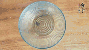 取一個(gè)碗，香菇倒放，香腸片圍繞鋪成圓形，加炒好的米飯壓實(shí)。