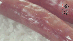 關(guān)上蓋子，煮到米飯露出時(shí)。