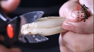 蟹味菇去掉根部洗凈。