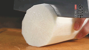 白蘿卜去皮切塊，豆芽洗凈。