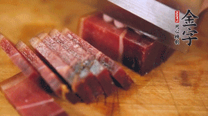 金字火腿溫水浸泡30分鐘，切成小塊。