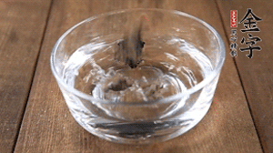 黑木耳泡發(fā)備用。