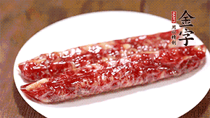 金字香腸斜切成片。