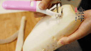 蘿卜去皮，切成絲。（如果用擦菜板，不能選擦成太碎的）