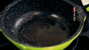 盆中放入炒好的蘿卜絲、香腸等食材，加粘米粉、澄粉，一邊倒香菇水，一遍攪拌成稀糊狀。（加入少量的澄粉可以讓蘿卜糕質(zhì)地柔軟又充滿彈性，而且還可以增加成品的透明感。 ）