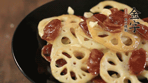 出鍋前加少許鹽調(diào)味，撒上蔥花即可。