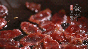 鍋中油7成熱時，香腸片翻炒均勻，然后依順序加胡蘿卜絲、小青菜、面條。