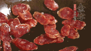 鍋中油7成熱時(shí)，，先放香腸煸香，再放荷蘭豆、小玉米均勻翻炒。（可淋點(diǎn)料酒或清水讓香腸口感軟一些）