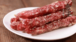 金字香腸切成薄片。