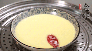 將香腸片均勻鋪上，繼續(xù)蒸6分鐘。