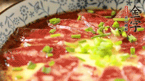 出鍋前淋上少許生抽、香油調(diào)味，撒上蔥花就可以了。