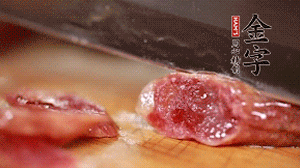 金字香腸蒸或煮至7成熟，切成片備用。