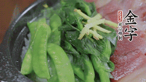 燜好的米飯開(kāi)蓋，放入菜心、荷蘭豆，澆上調(diào)味汁拌勻。