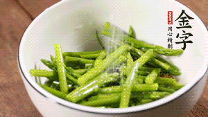 將調(diào)料放入準(zhǔn)備好的食材中，攪拌均勻。