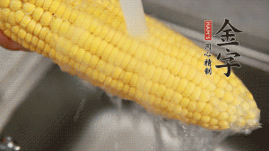 蓮藕切塊、玉米切段、荸薺削皮。